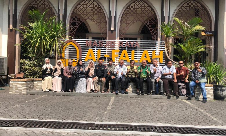 Tim penggerak ekonomi syariah UMS bersama pengurus takmir berfoto bersama sambil mengacungkan jempol di depan plang nama Masjid Raya Al-Falah Sragen.