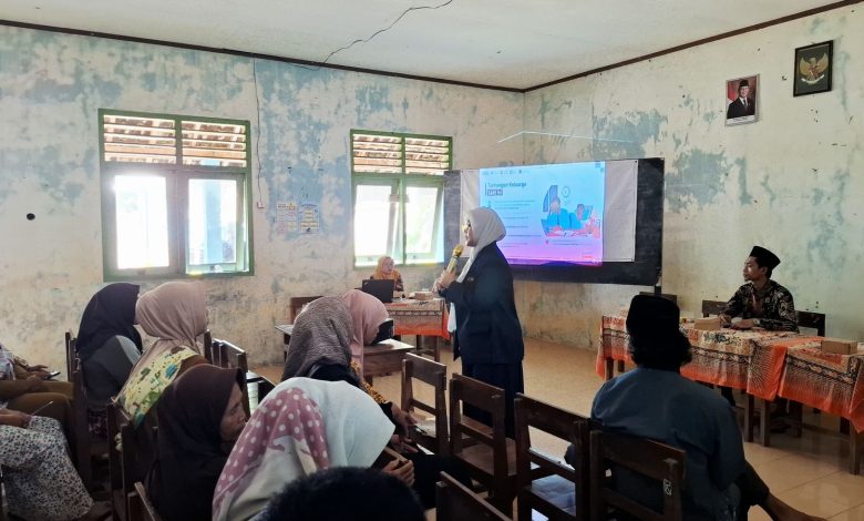 Dr. Laili Etika Rahmawati sedang memaparkan materi parenting menggunakan mikrofon di depan wali murid di dalam ruang kelas madrasah.