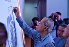Rektor UM Bandung Herry Suhardiyanto menandatangani papan komitmen menggunakan spidol dalam perayaan Milad Satu Dekade UM Bandung.