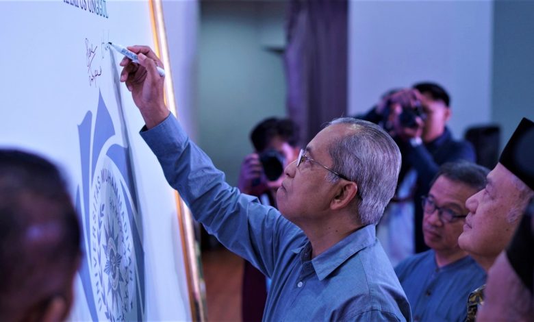 Rektor UM Bandung Herry Suhardiyanto menandatangani papan komitmen menggunakan spidol dalam perayaan Milad Satu Dekade UM Bandung.