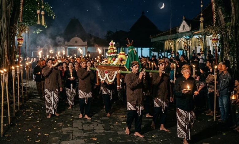 Prosesi kirab pusaka dan gunungan oleh masyarakat Jawa berpakaian adat beskap sambil membawa obor dan lilin pada Malam Satu Suro di bawah sinar bulan sabit.