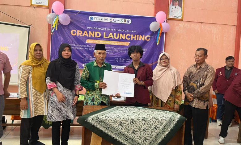 Perwakilan Pemkab Grobogan bersama perwakilan mahasiswa UNIMUS memegang dokumen kerja sama di depan banner Grand Launching PPK Ormawa IMM Ahmad Dahlan.