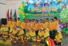 Siswa dan siswi TK ABA II Kuripan Kesugihan sedang tampil menghafal surat pendek anak tk di atas panggung Gebyar Pentas Seni Akhir Tahun di Cilacap.