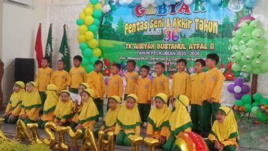 Siswa dan siswi TK ABA II Kuripan Kesugihan sedang tampil menghafal surat pendek anak tk di atas panggung Gebyar Pentas Seni Akhir Tahun di Cilacap.