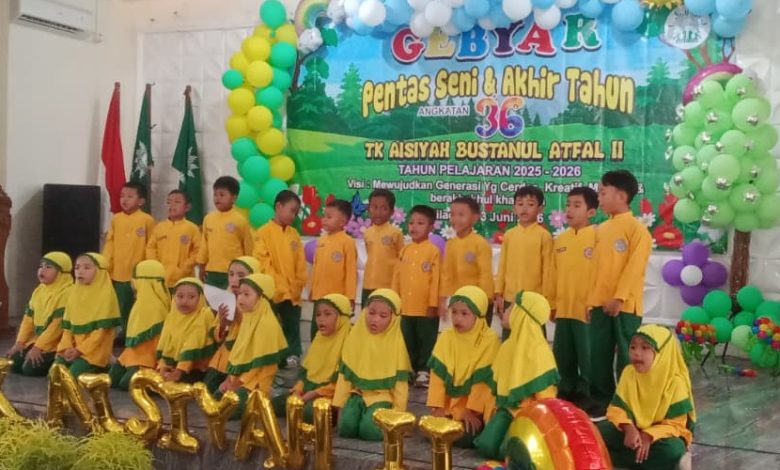 Siswa dan siswi TK ABA II Kuripan Kesugihan sedang tampil menghafal surat pendek anak tk di atas panggung Gebyar Pentas Seni Akhir Tahun di Cilacap.