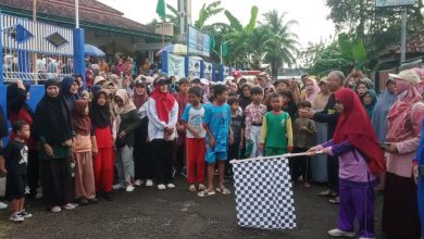 Suasana pelepasan peserta jalan sehat Milad ke-109 Aisyiyah Cabang Sampang Cilacap oleh panitia menggunakan bendera start catur.