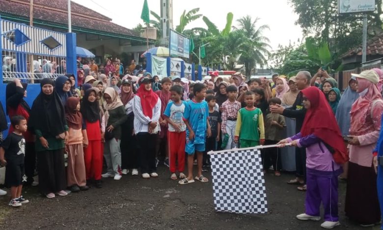 Suasana pelepasan peserta jalan sehat Milad ke-109 Aisyiyah Cabang Sampang Cilacap oleh panitia menggunakan bendera start catur.