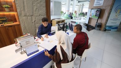 Petugas informasi melayani calon mahasiswa baru beserta orang tua di meja pendaftaran PMB UMS 2026 Gedung Induk Siti Walidah Universitas Muhammadiyah Surakarta.
