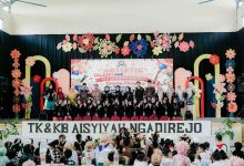 Para guru dan staf berfoto bersama di atas panggung acara pentas seni anak bertajuk Artistic Talent and Creativity TK dan KB Aisyiyah Ngadirejo.