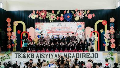 Para guru dan staf berfoto bersama di atas panggung acara pentas seni anak bertajuk Artistic Talent and Creativity TK dan KB Aisyiyah Ngadirejo.