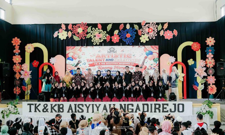 Para guru dan staf berfoto bersama di atas panggung acara pentas seni anak bertajuk Artistic Talent and Creativity TK dan KB Aisyiyah Ngadirejo.