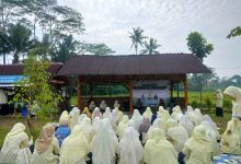 Puluhan kader Nasyiatul Aisyiyah Temanggung duduk lesehan mengikuti pelatihan pembuatan ekoenzim di depan saung bambu kawasan Rowo Gembongan.