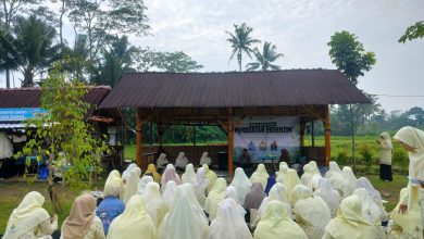 Puluhan kader Nasyiatul Aisyiyah Temanggung duduk lesehan mengikuti pelatihan pembuatan ekoenzim di depan saung bambu kawasan Rowo Gembongan.