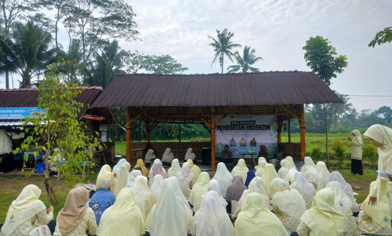 Puluhan kader Nasyiatul Aisyiyah Temanggung duduk lesehan mengikuti pelatihan pembuatan ekoenzim di depan saung bambu kawasan Rowo Gembongan.