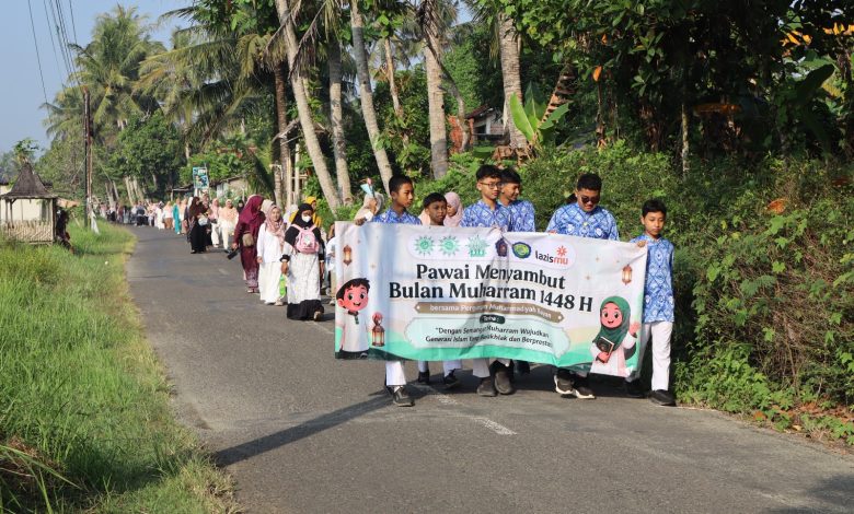 Siswa Perguruan Muhammadiyah Bayan membentangkan spanduk Pawai Menyambut Bulan Muharram 1448 H di jalan pedesaan Purworejo.