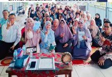 Dosen dan mahasiswa FKIP UHAMKA berfoto bersama sambil memegang buku dalam peluncuran Pekom CreativeHub di aula kampus.