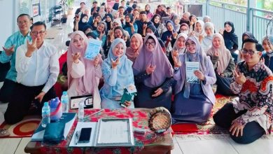 Dosen dan mahasiswa FKIP UHAMKA berfoto bersama sambil memegang buku dalam peluncuran Pekom CreativeHub di aula kampus.