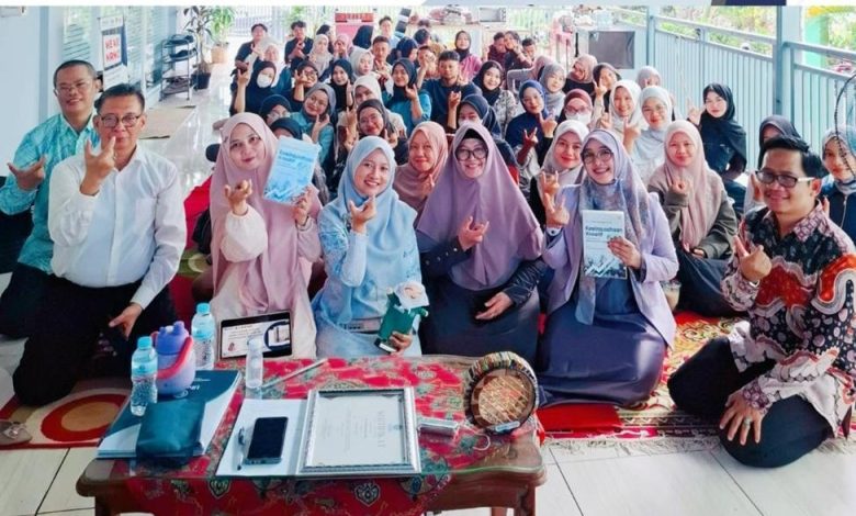 Dosen dan mahasiswa FKIP UHAMKA berfoto bersama sambil memegang buku dalam peluncuran Pekom CreativeHub di aula kampus.