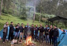 Prosesi pemakaian baret merah oleh jajaran komandan dan sesepuh Muhammadiyah kepada para kader KOKAM baru yang berlutut dengan takzim.