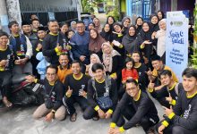 Siswa sekolah Muhammadiyah membawa spanduk pawai menyambut bulan Muharram 1448 H di jalan desa.