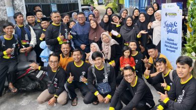 Siswa sekolah Muhammadiyah membawa spanduk pawai menyambut bulan Muharram 1448 H di jalan desa.