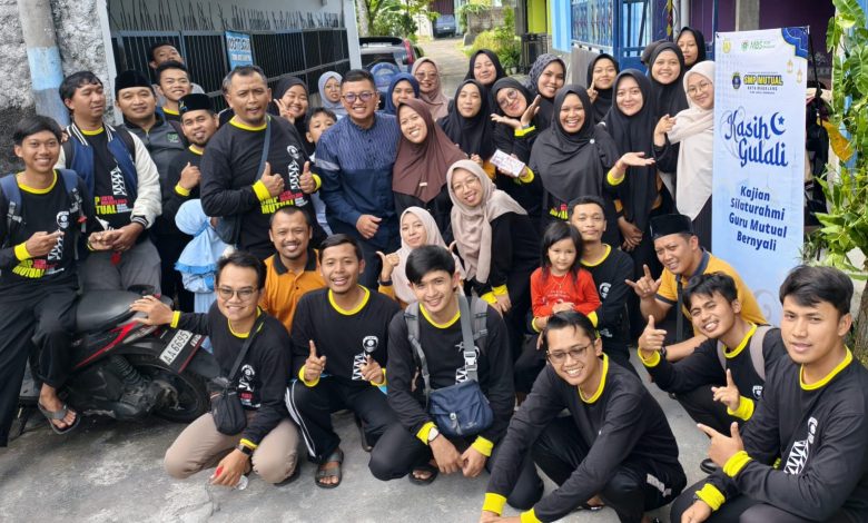 Siswa sekolah Muhammadiyah membawa spanduk pawai menyambut bulan Muharram 1448 H di jalan desa.