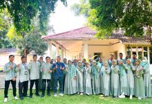 Jajaran guru SMP Mutual Kota Magelang berfoto bersama secara kompak dalam kegiatan Kajian Kasih Gulali.
