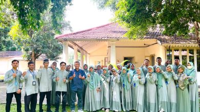 Jajaran guru SMP Mutual Kota Magelang berfoto bersama secara kompak dalam kegiatan Kajian Kasih Gulali.
