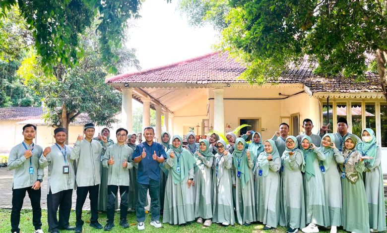 Jajaran guru SMP Mutual Kota Magelang berfoto bersama secara kompak dalam kegiatan Kajian Kasih Gulali.