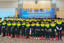 Para siswa wisudawan SD Muhammadiyah PK Banyudono berdiri di atas panggung mengenakan toga hitam dengan samir hijau kuning saat acara Haflah Akhirussanah Angkatan XIII di Hotel Azhima, Boyolali.
