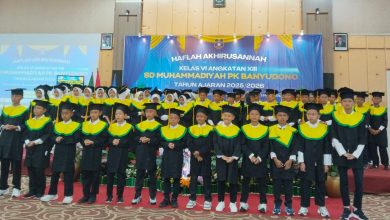 Para siswa wisudawan SD Muhammadiyah PK Banyudono berdiri di atas panggung mengenakan toga hitam dengan samir hijau kuning saat acara Haflah Akhirussanah Angkatan XIII di Hotel Azhima, Boyolali.