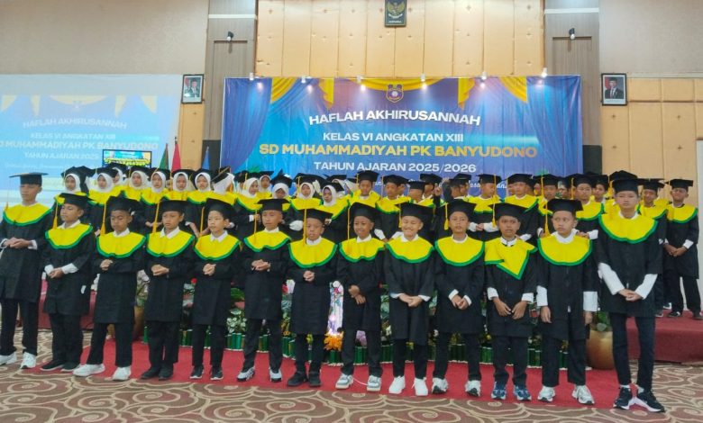 Para siswa wisudawan SD Muhammadiyah PK Banyudono berdiri di atas panggung mengenakan toga hitam dengan samir hijau kuning saat acara Haflah Akhirussanah Angkatan XIII di Hotel Azhima, Boyolali.