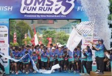 Ratusan peserta lari bersorak saat melewati gerbang start UMS Fun Run 2026 di halaman Edutorium UMS Solo.