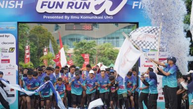 Ratusan peserta lari bersorak saat melewati gerbang start UMS Fun Run 2026 di halaman Edutorium UMS Solo.