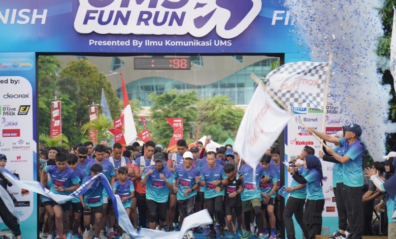 Ratusan peserta lari bersorak saat melewati gerbang start UMS Fun Run 2026 di halaman Edutorium UMS Solo.