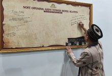 Ketua PWM Jateng KH Tafsir menandatangani papan komitmen soft opening Aisyi Tower Klaten