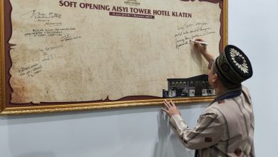 Ketua PWM Jateng KH Tafsir menandatangani papan komitmen soft opening Aisyi Tower Klaten