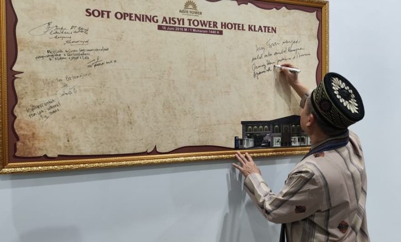 Ketua PWM Jateng KH Tafsir menandatangani papan komitmen soft opening Aisyi Tower Klaten