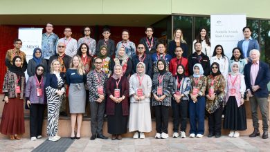 Dr.rer.nat. Anang Widhi Nirwansyah selaku Dosen UMP foto bersama peserta dan mentor program Australia Awards 2026 di Griffith University.