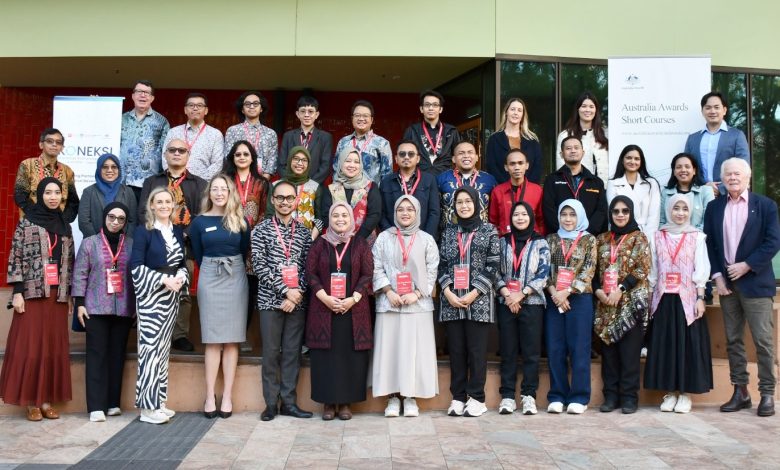 Dr.rer.nat. Anang Widhi Nirwansyah selaku Dosen UMP foto bersama peserta dan mentor program Australia Awards 2026 di Griffith University.