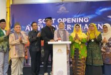 Prosesi penekanan tombol sirine peresmian hotel baru Aisyi Tower Klaten oleh pimpinan dan tokoh Muhammadiyah Aisyiyah