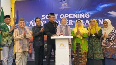 Prosesi penekanan tombol sirine peresmian hotel baru Aisyi Tower Klaten oleh pimpinan dan tokoh Muhammadiyah Aisyiyah