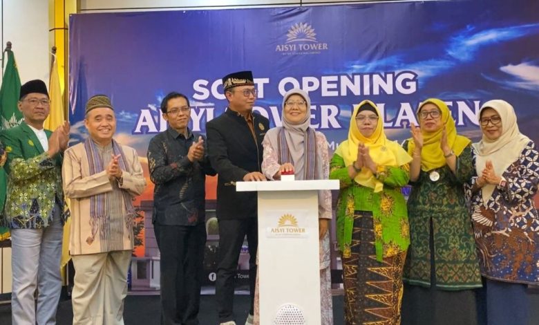 Prosesi penekanan tombol sirine peresmian hotel baru Aisyi Tower Klaten oleh pimpinan dan tokoh Muhammadiyah Aisyiyah