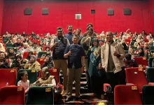 Ratusan kader Angkatan Muda Muhammadiyah Wonosobo berfoto bersama di dalam studio bioskop saat nonton bareng film Children of Heaven versi Indonesia.