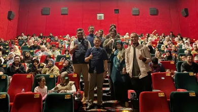 Ratusan kader Angkatan Muda Muhammadiyah Wonosobo berfoto bersama di dalam studio bioskop saat nonton bareng film Children of Heaven versi Indonesia.