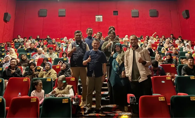 Ratusan kader Angkatan Muda Muhammadiyah Wonosobo berfoto bersama di dalam studio bioskop saat nonton bareng film Children of Heaven versi Indonesia.
