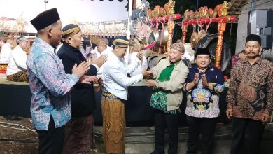 Penyerahan tokoh wayang kulit secara simbolis oleh pengurus LDK PWM Jawa Tengah kepada perwakilan dalam acara Safari Dakwah Kultural Muhammadiyah di Boyolali dengan latar belakang panggung gamelan.