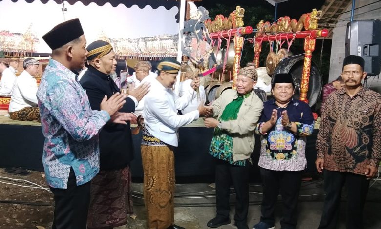 Penyerahan tokoh wayang kulit secara simbolis oleh pengurus LDK PWM Jawa Tengah kepada perwakilan dalam acara Safari Dakwah Kultural Muhammadiyah di Boyolali dengan latar belakang panggung gamelan.