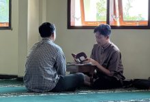 Mahasiswa Akademi Kesehatan Muhammadiyah Temanggung sedang menempuh ujian lisan hafalan Al-Qur'an di dalam masjid.