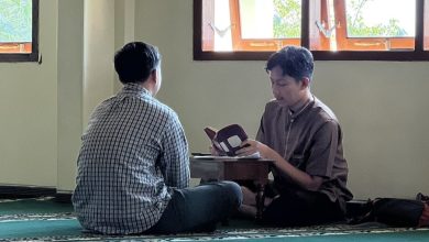Mahasiswa Akademi Kesehatan Muhammadiyah Temanggung sedang menempuh ujian lisan hafalan Al-Qur'an di dalam masjid.